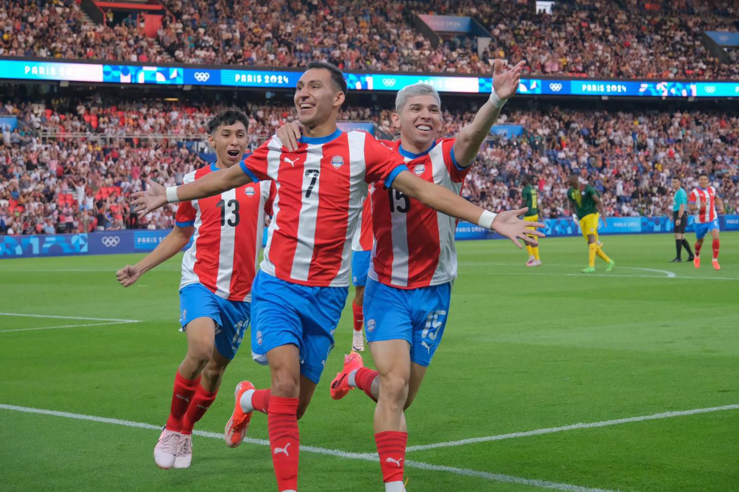 Marcelo Fernández (7) festeja el gol de la clasificación. Foto: @Albirroja.